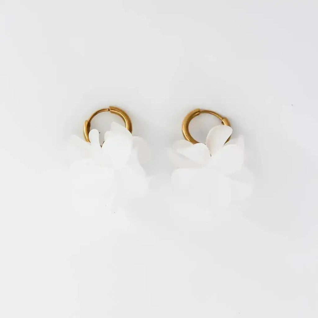 Pendientes de aro de oro con flor