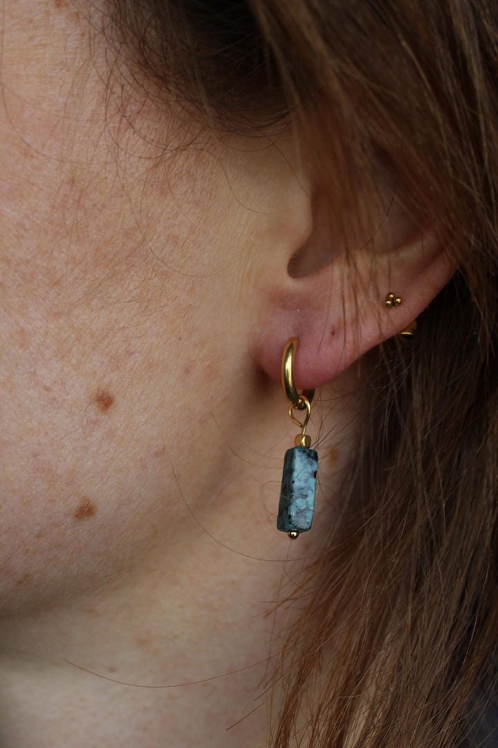 Pendientes de barra de piedra tonificada