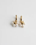 Pendientes de aro con perlas y flores