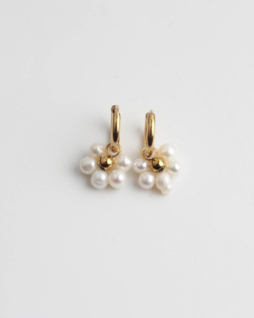 Pendientes de aro con perlas y flores