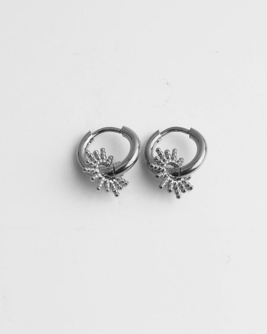 Pendientes de aro Huggie con dijes puntiagudos