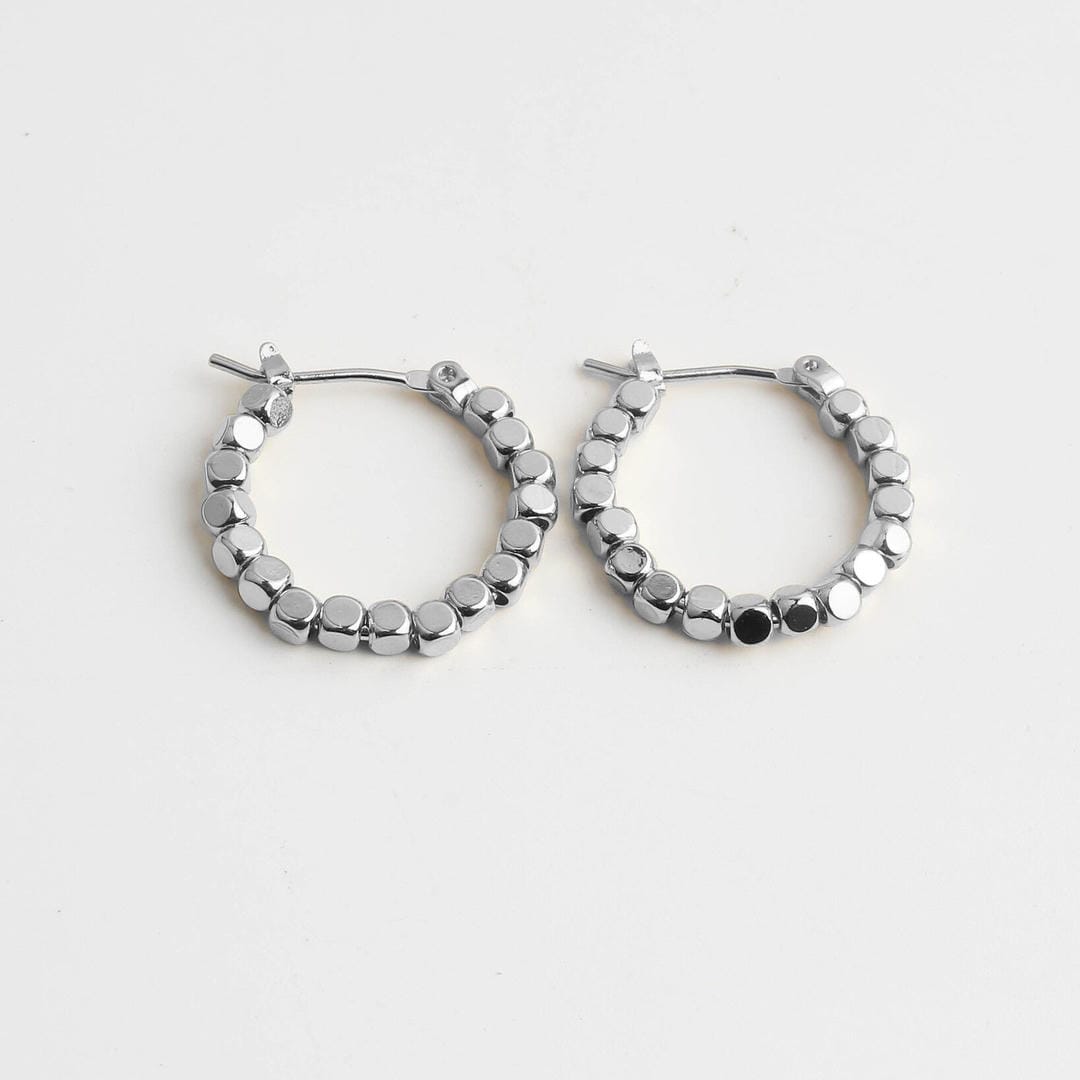 Pendientes de aro Huggie con cuentas cúbicas