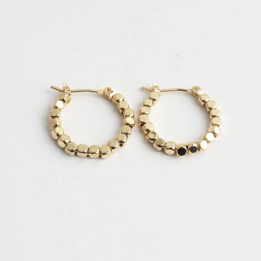 Pendientes de aro Huggie con cuentas cúbicas