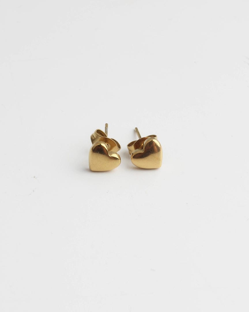 Pendientes de botón pulidos de corazón sólido