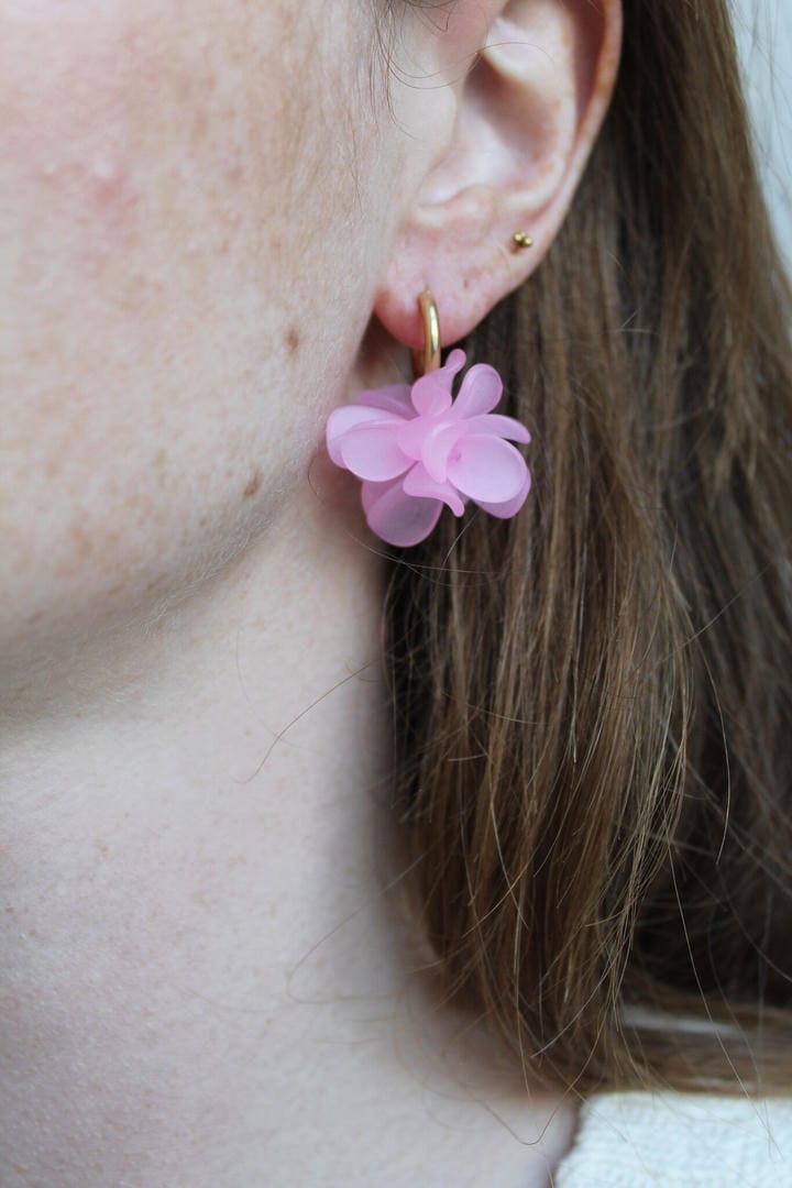 Pendientes de aro de oro con flor
