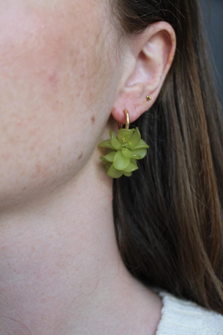 Pendientes de aro de oro con flor