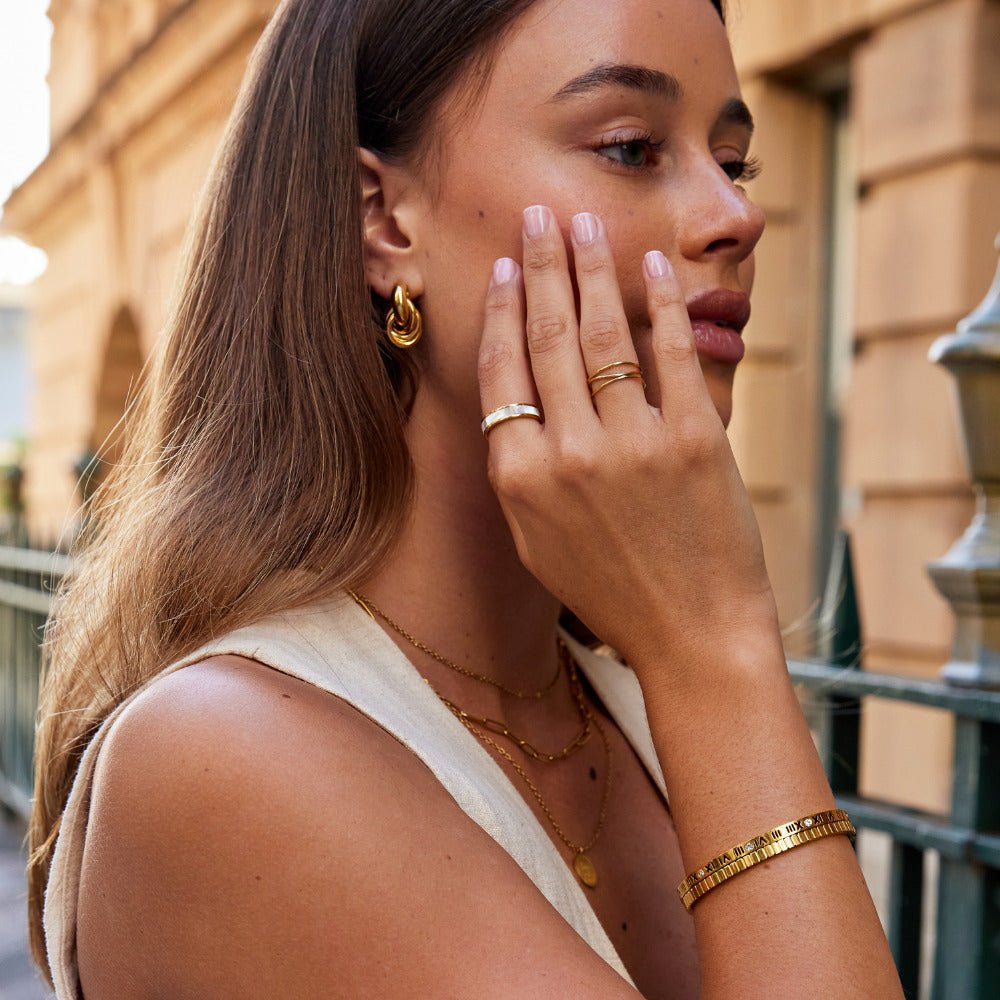 Anillo de oro con perla de marfil