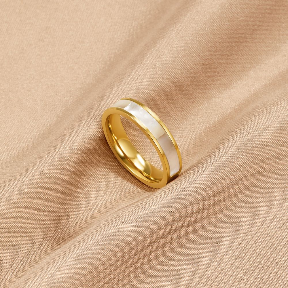 Anillo de oro con perla de marfil