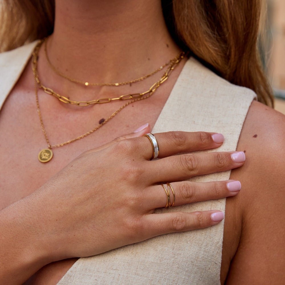 Anillo de oro con perla de marfil