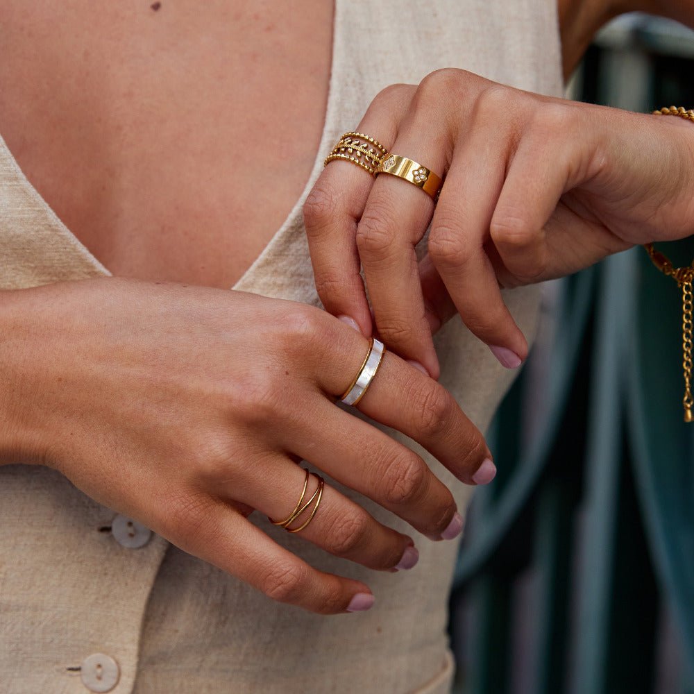 Anillo de oro con perla de marfil