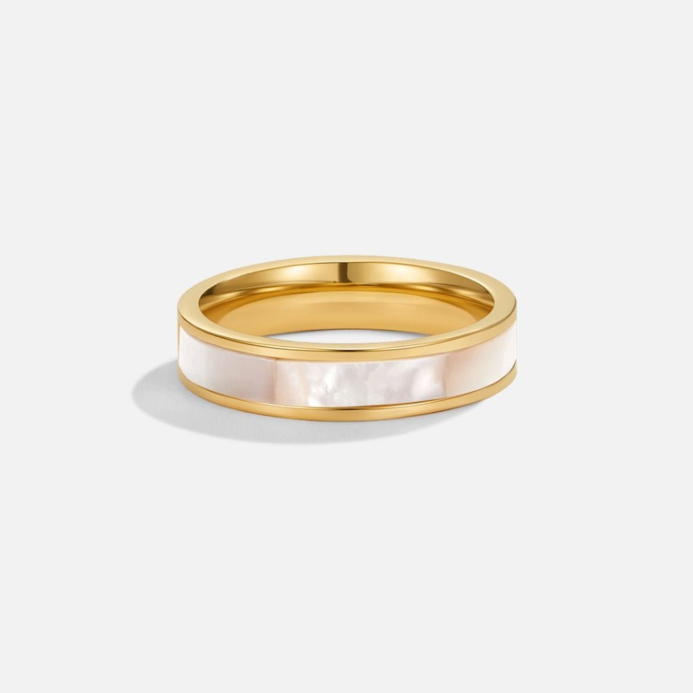 Anillo de oro con perla de marfil