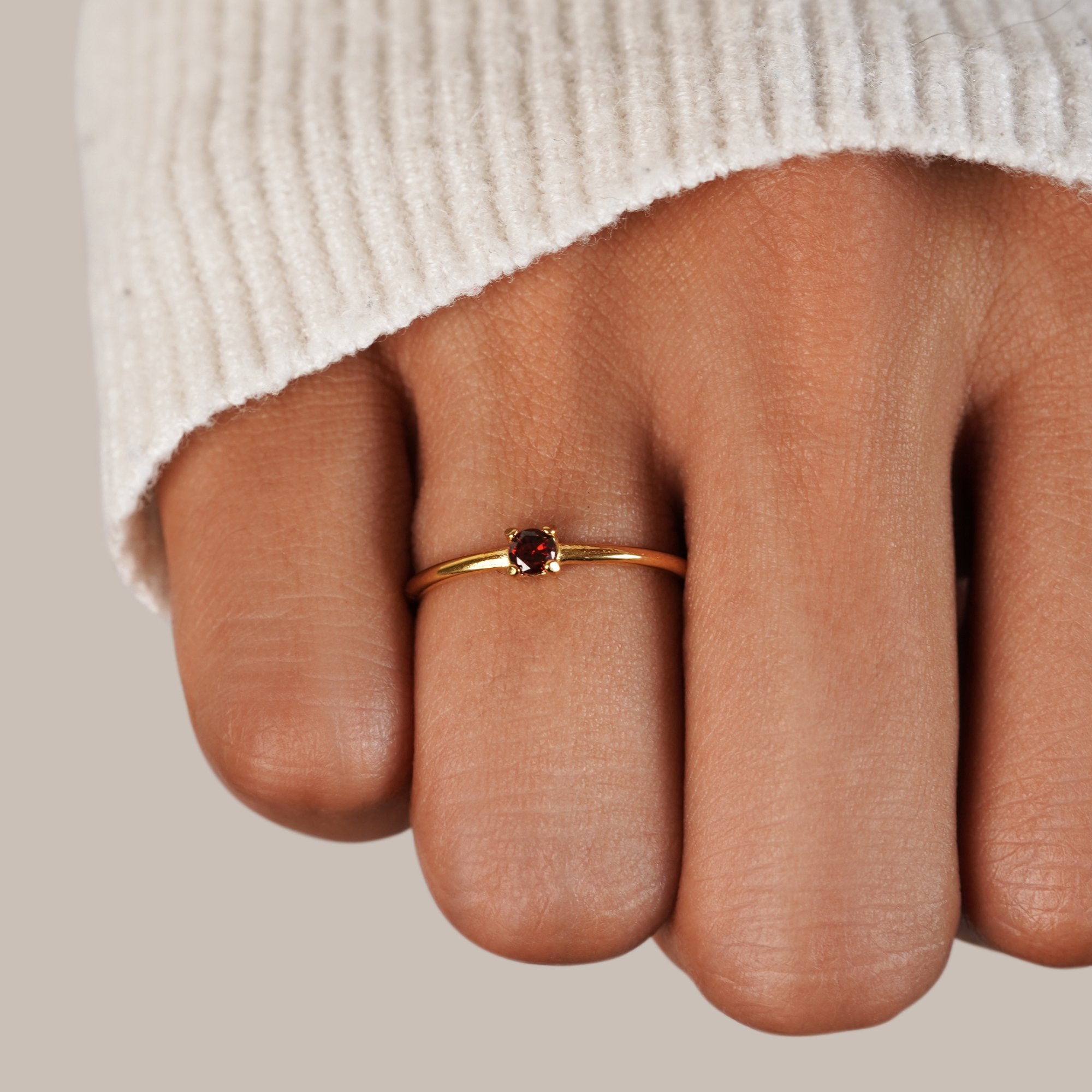Anillo de oro de 18K con piedra natal de enero
