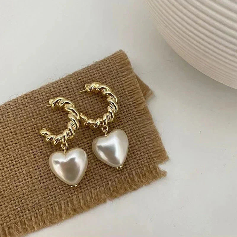 Pendientes elegantes de corazón de perlas