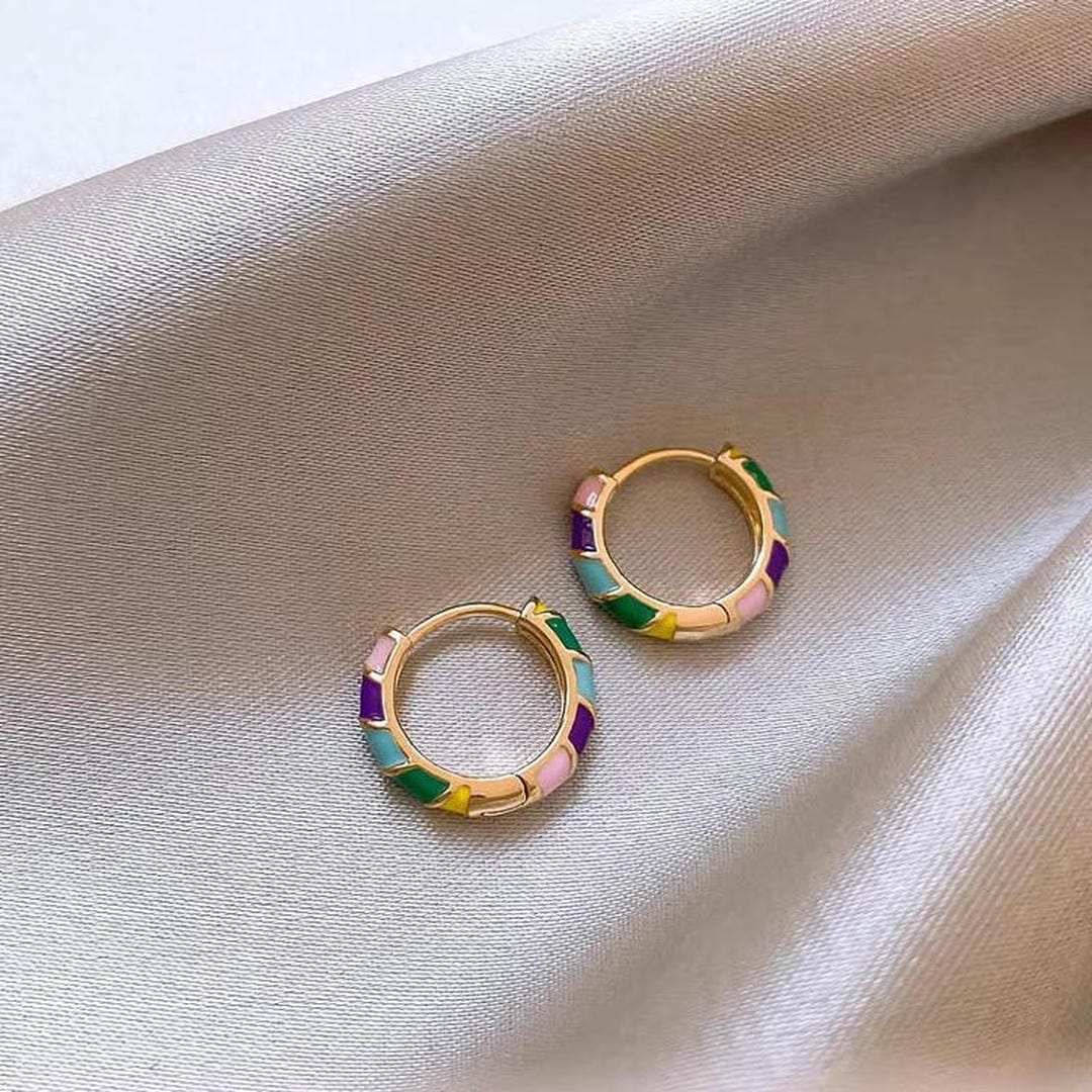 Aretes de aro esmaltados multicolores en oro