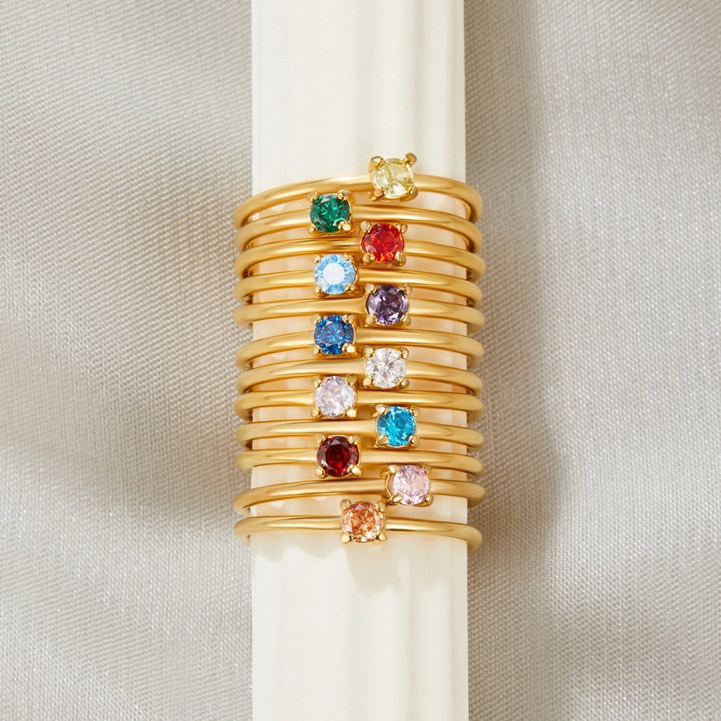 Anillo de oro de 18K con piedra natal de junio