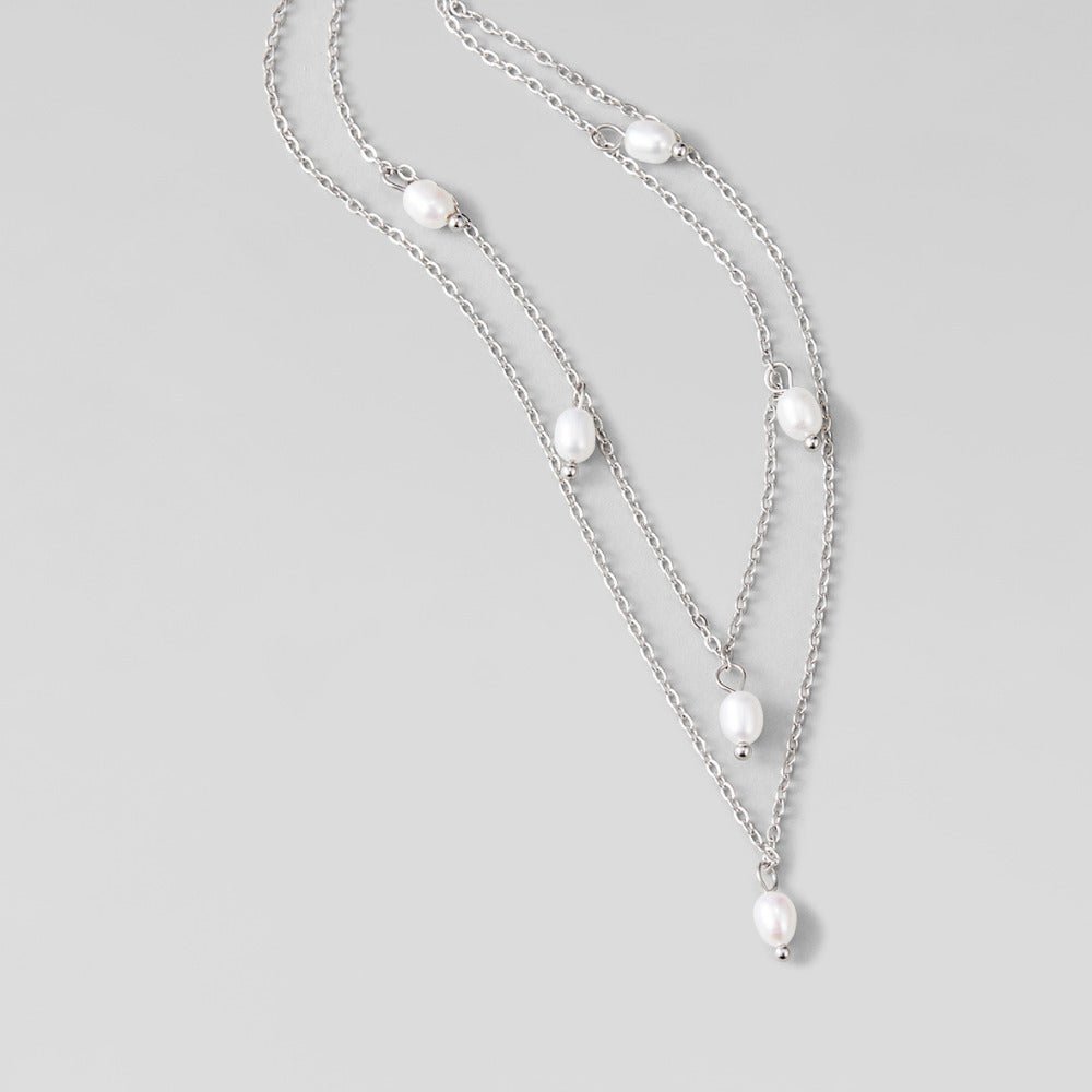 Collar Kayla de plata con capas y perlas en forma de gota