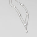 Collar Kayla de plata con capas y perlas en forma de gota