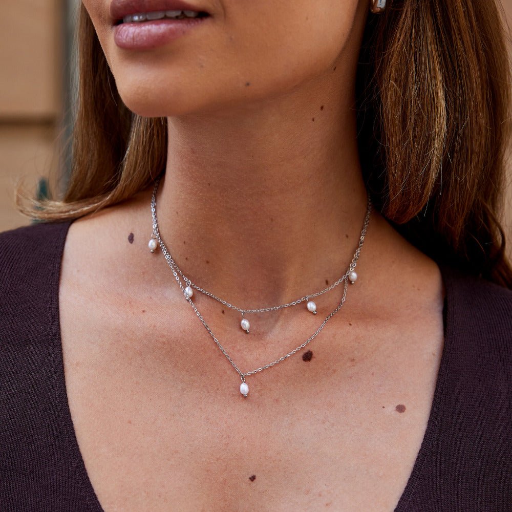 Collar Kayla de plata con capas y perlas en forma de gota