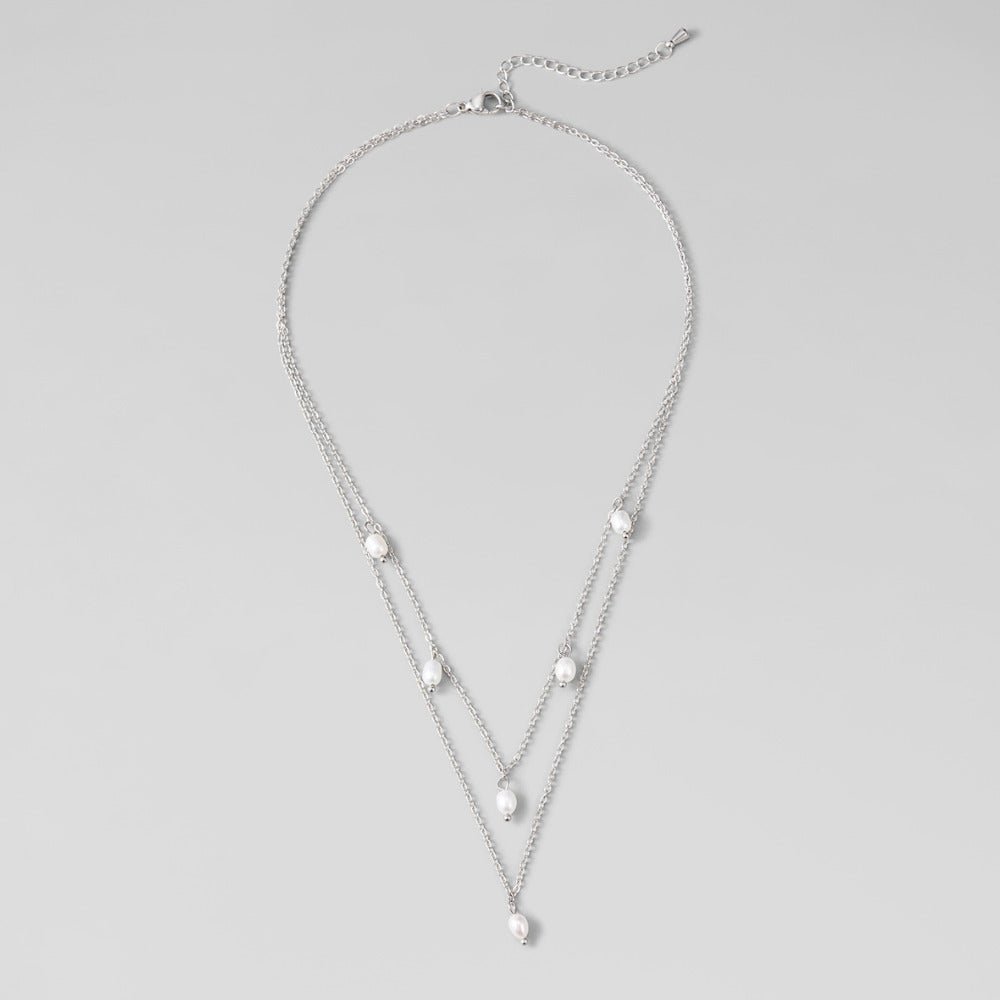 Collar Kayla de plata con capas y perlas en forma de gota