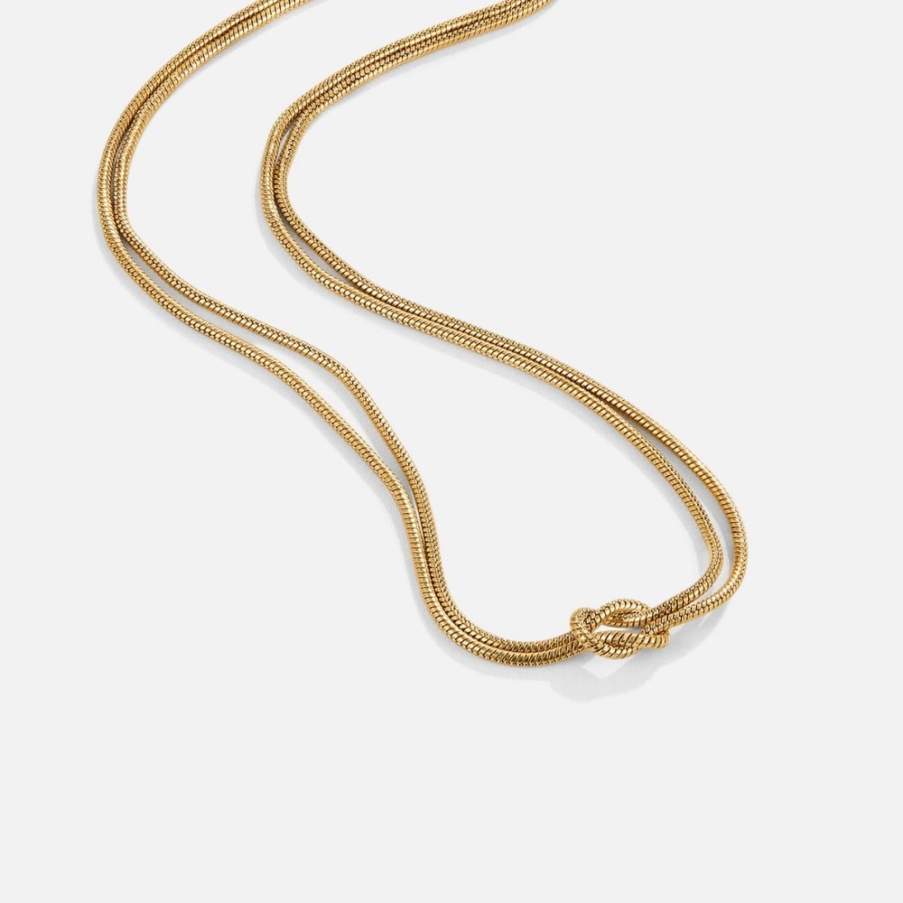 Collar de cadena de oro anudado