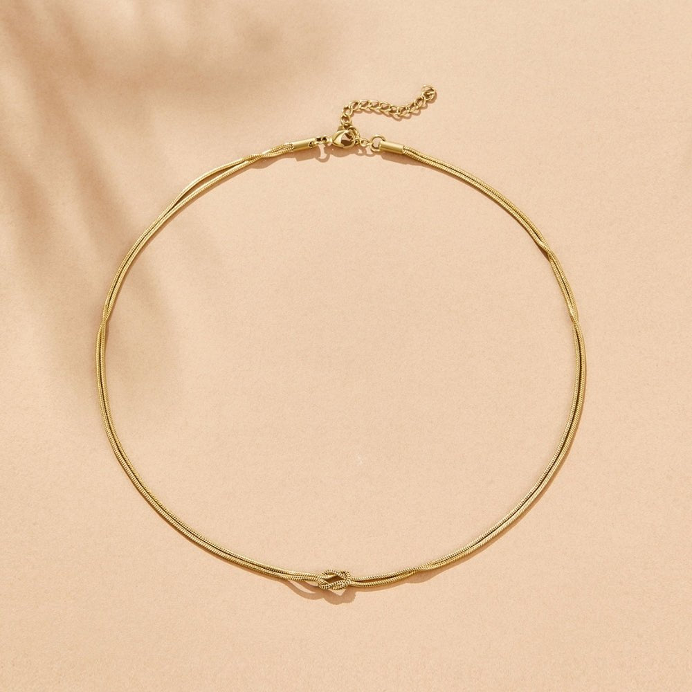 Collar de cadena de oro anudado