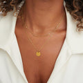 Collar con colgante de disco de oro en capas