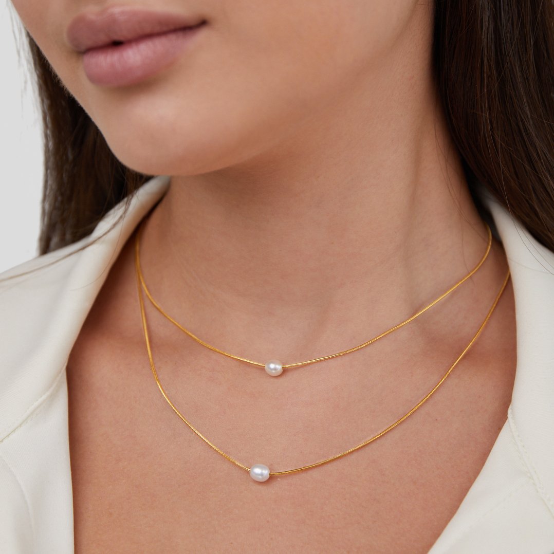 Collar de perlas de agua dulce puesto en una modelo