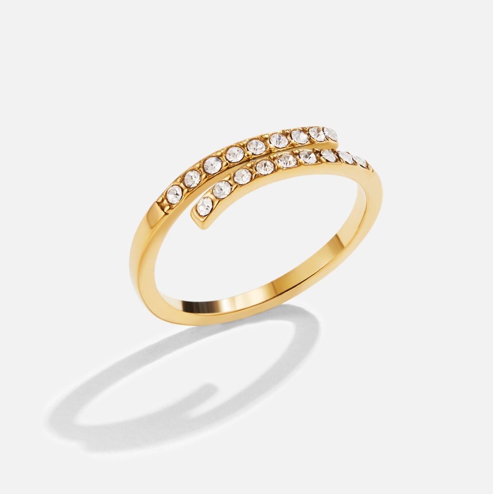 Anillo envolvente de oro y cristal en capas