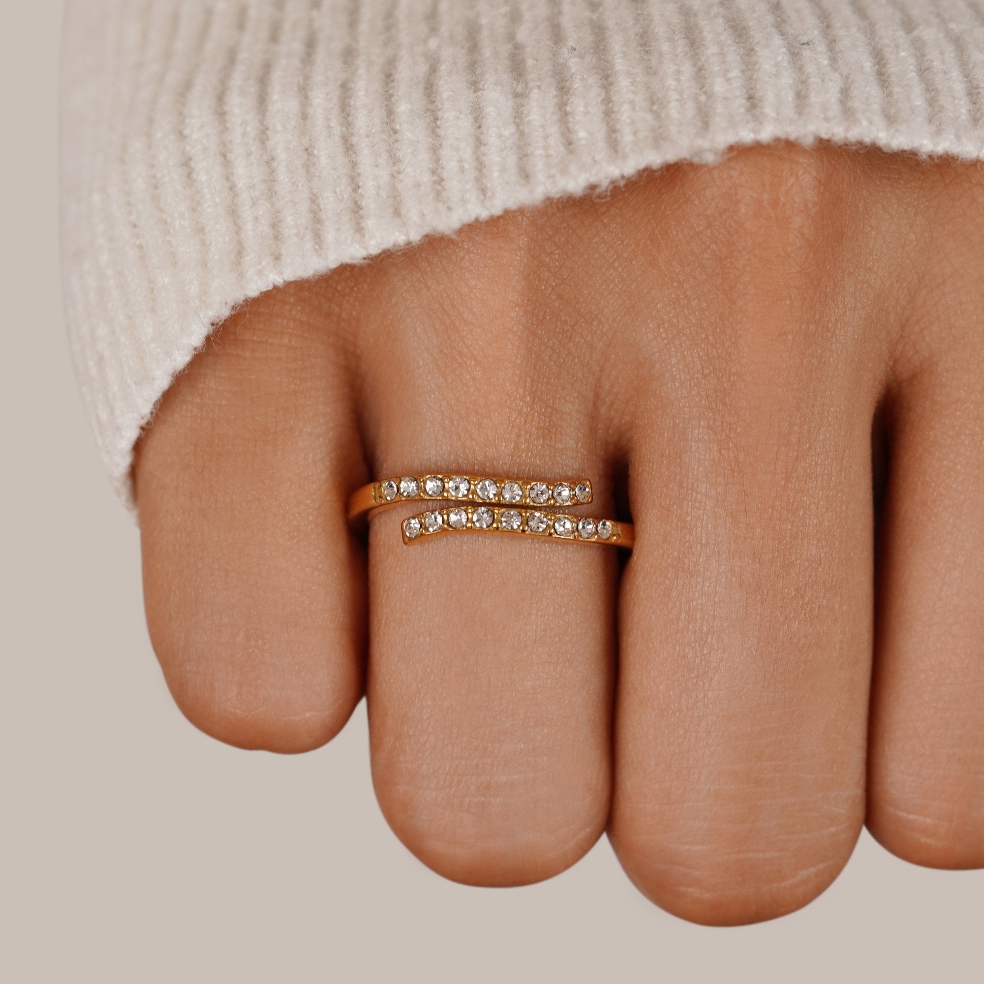 Anillo envolvente de oro y cristal en capas