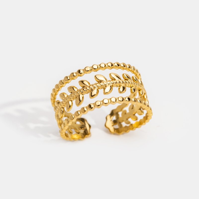 Anillo Marissa chapado en oro con capas de hojas