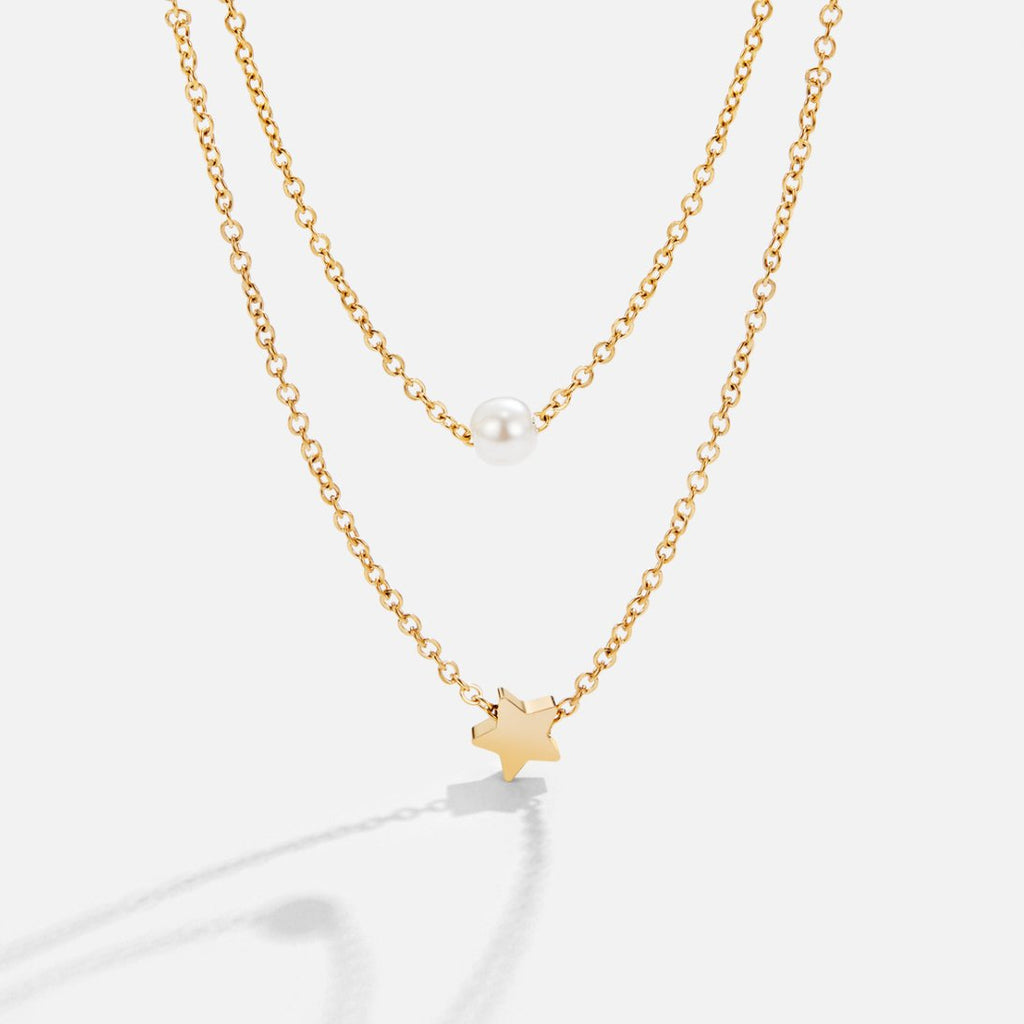 Collar de perlas y estrella dorada en capas