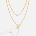 Collar de perlas y estrella dorada en capas