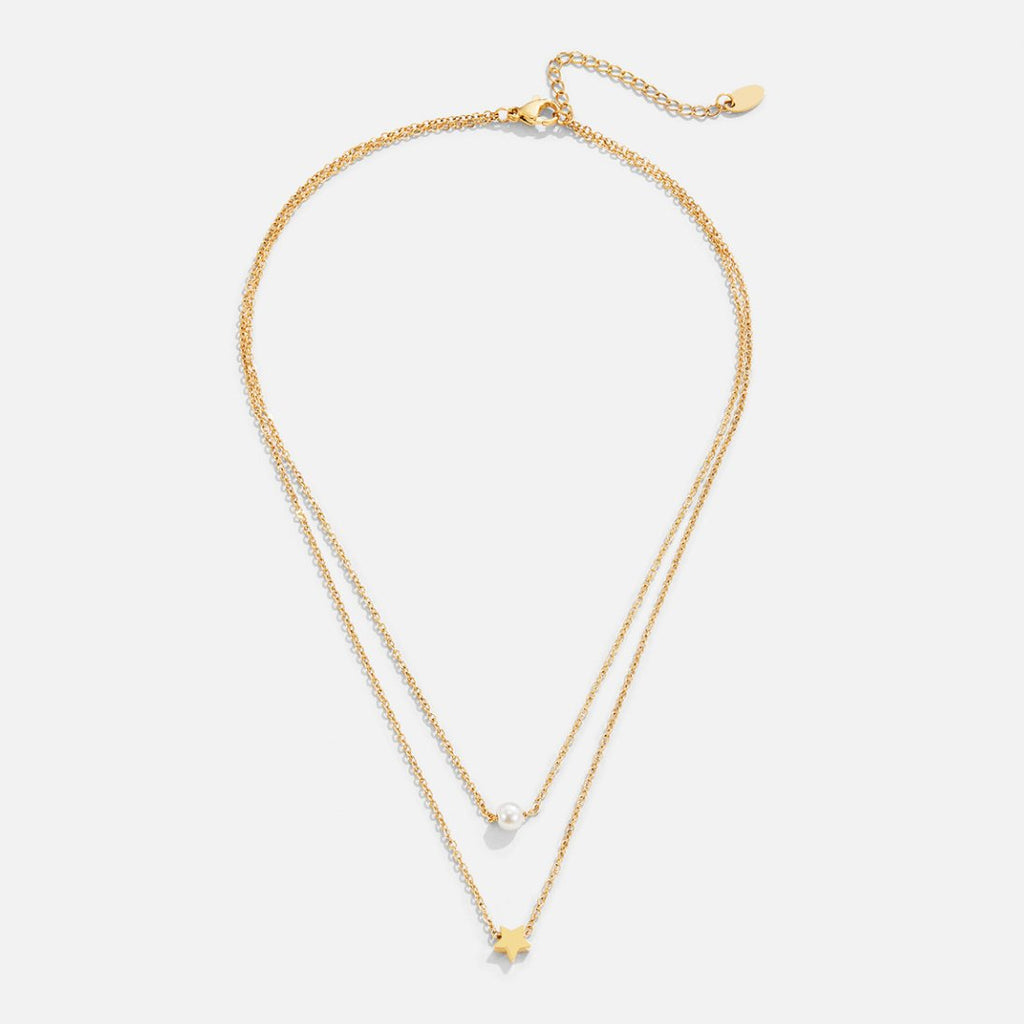 Collar de perlas y estrella dorada en capas