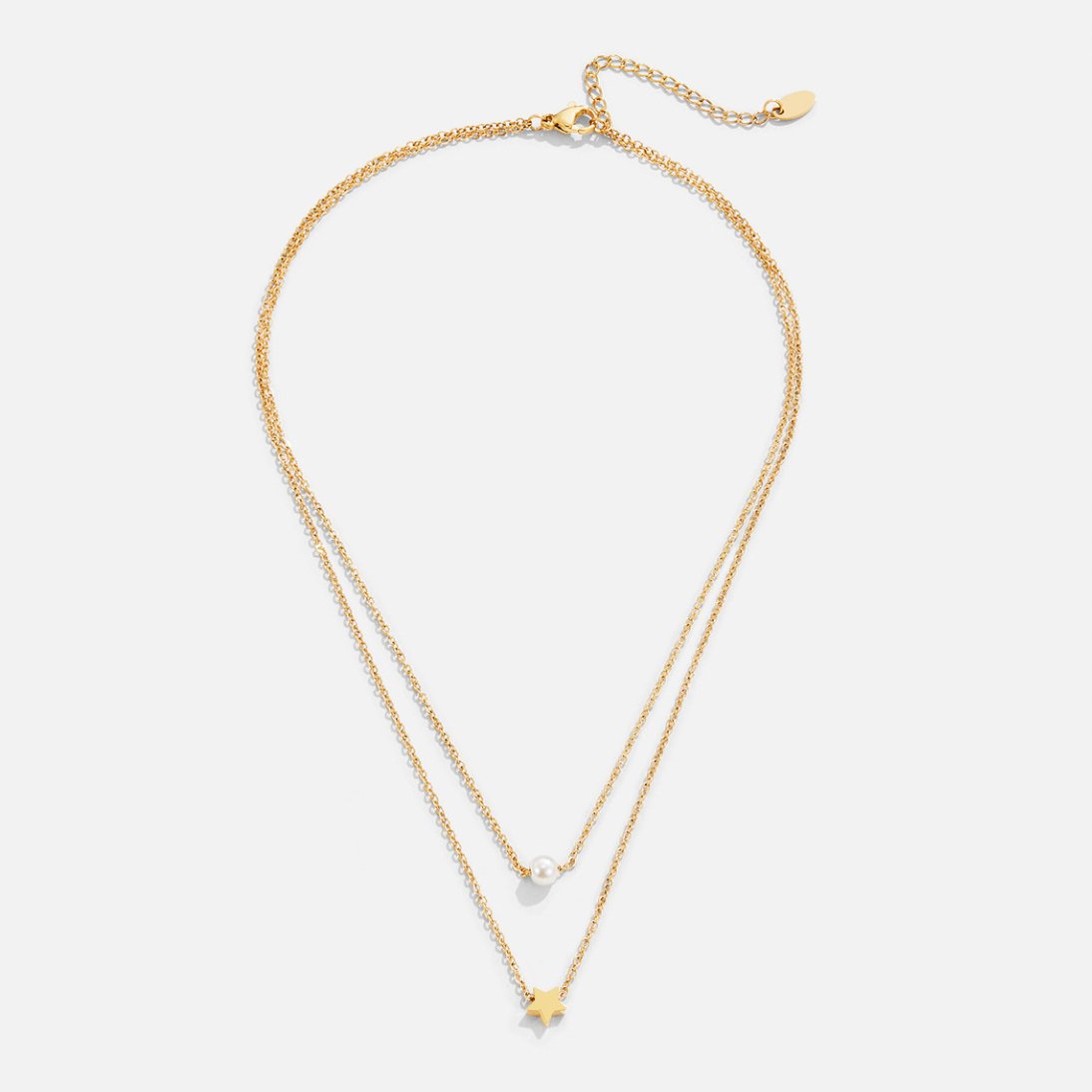 Collar de perlas y estrella dorada en capas