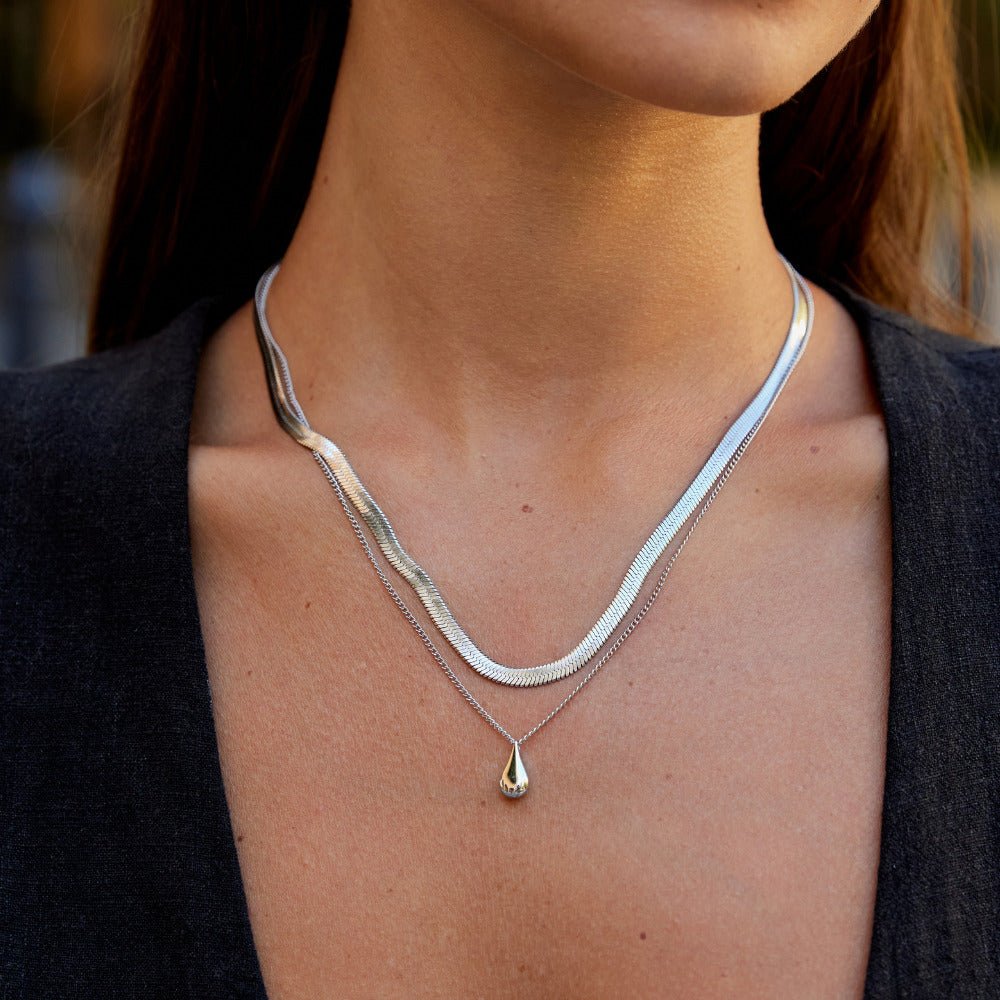 Collar de lágrima de plata Bella en capas