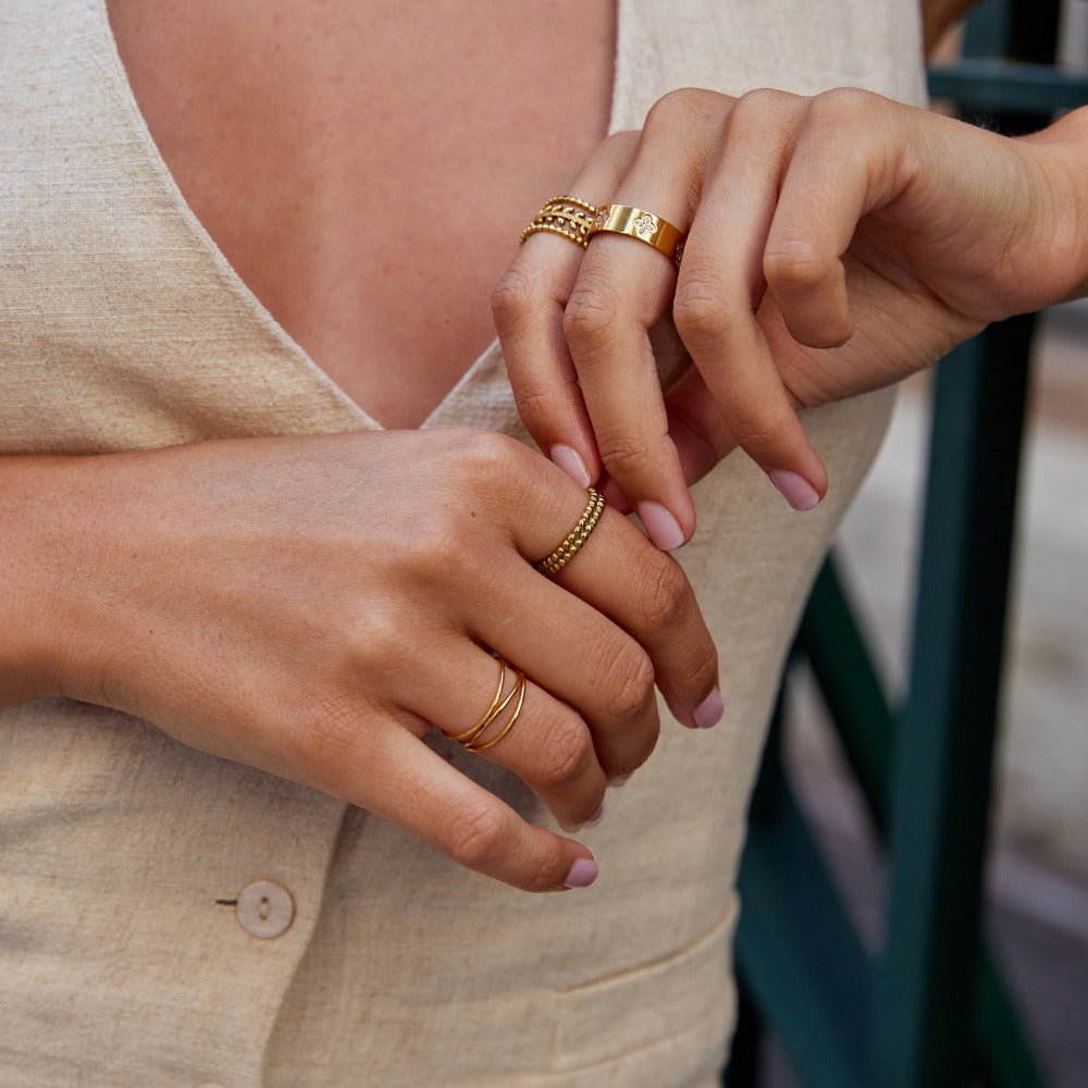 Anillo Leona con Cuentas Doradas