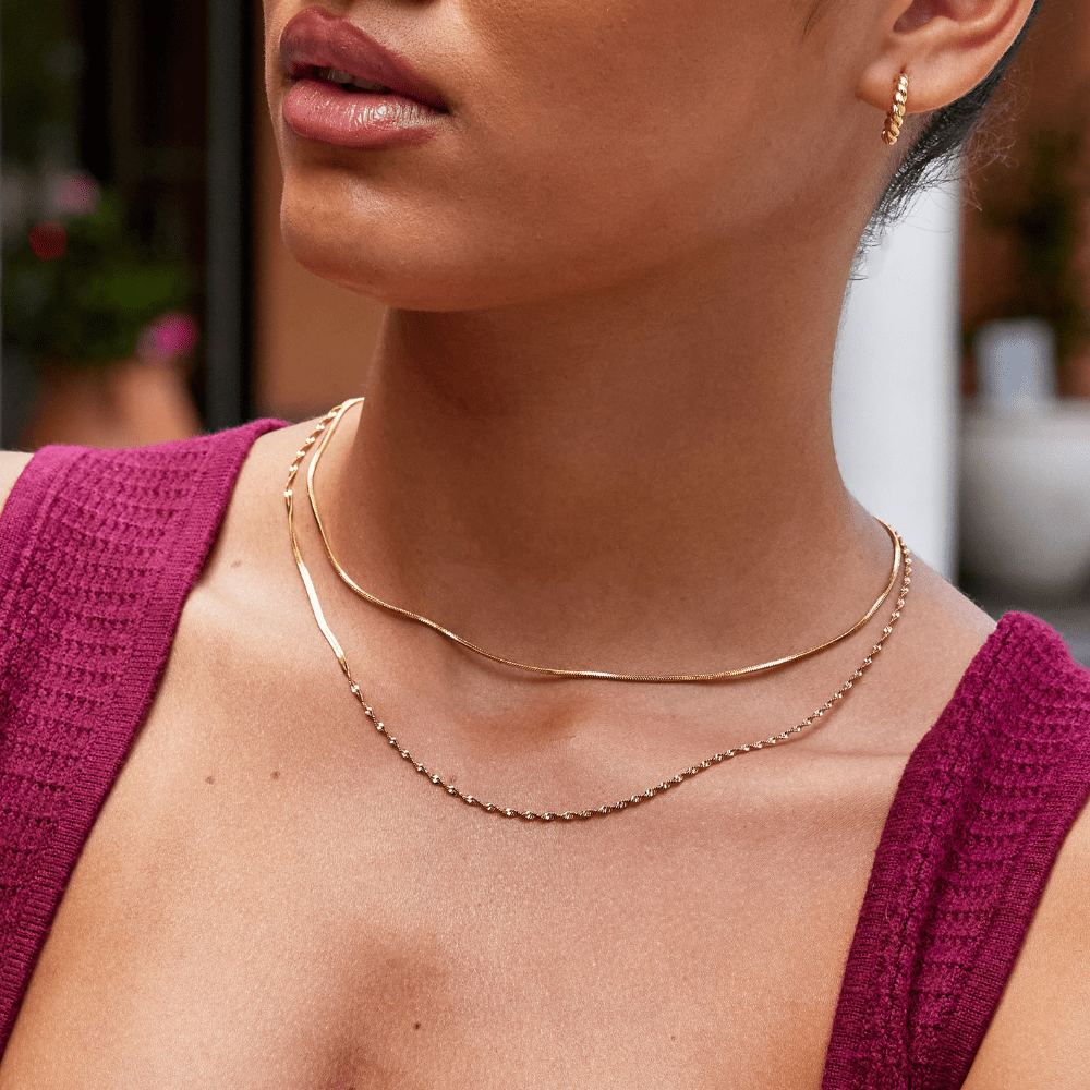 Collar dorado en capas Leona