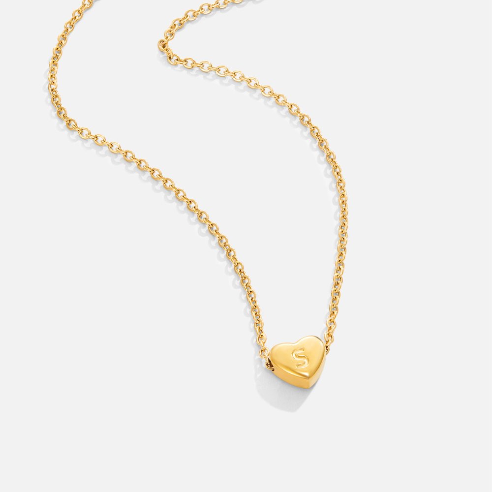 Collar con colgante de inicial y corazón