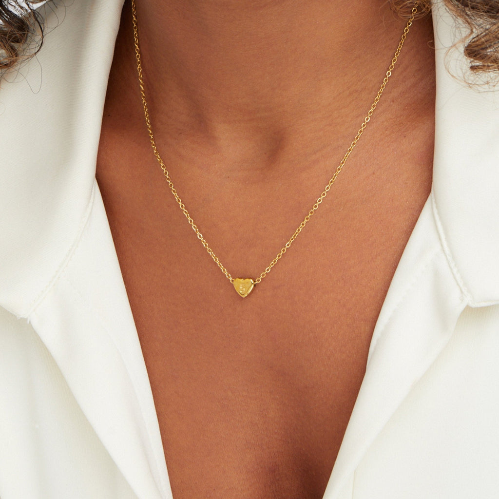 Collar con colgante de inicial y corazón