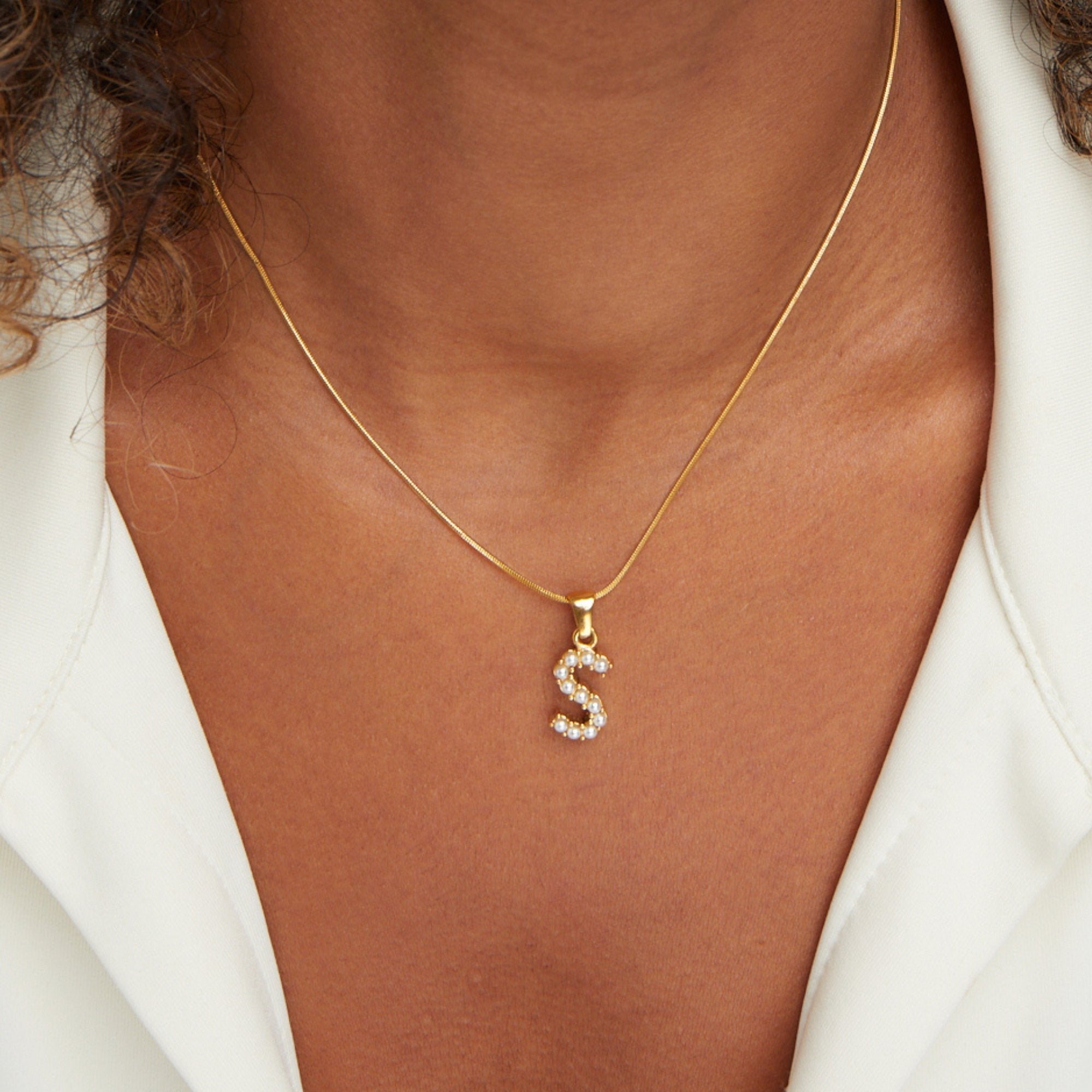 Collar con dije de perla y letra