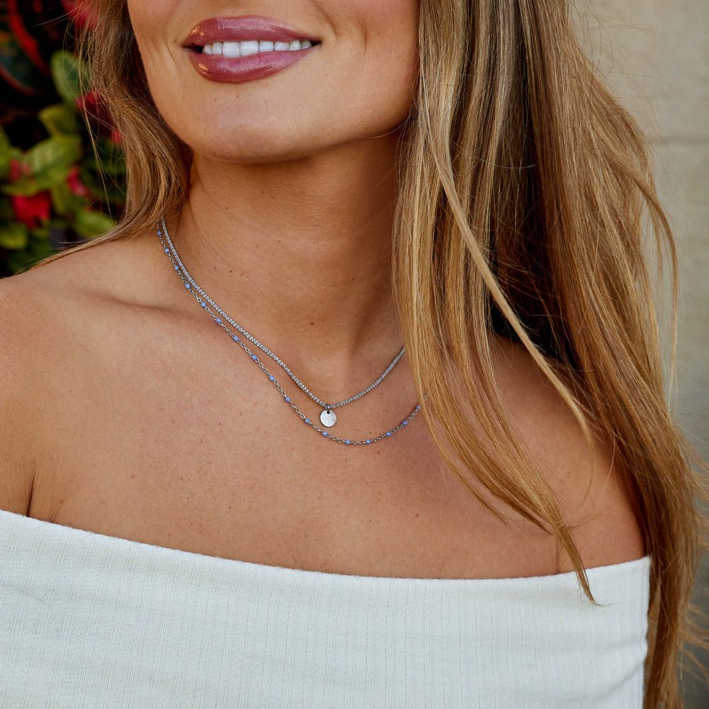 Collar con cuentas y moneda plateada superpuestas Lia