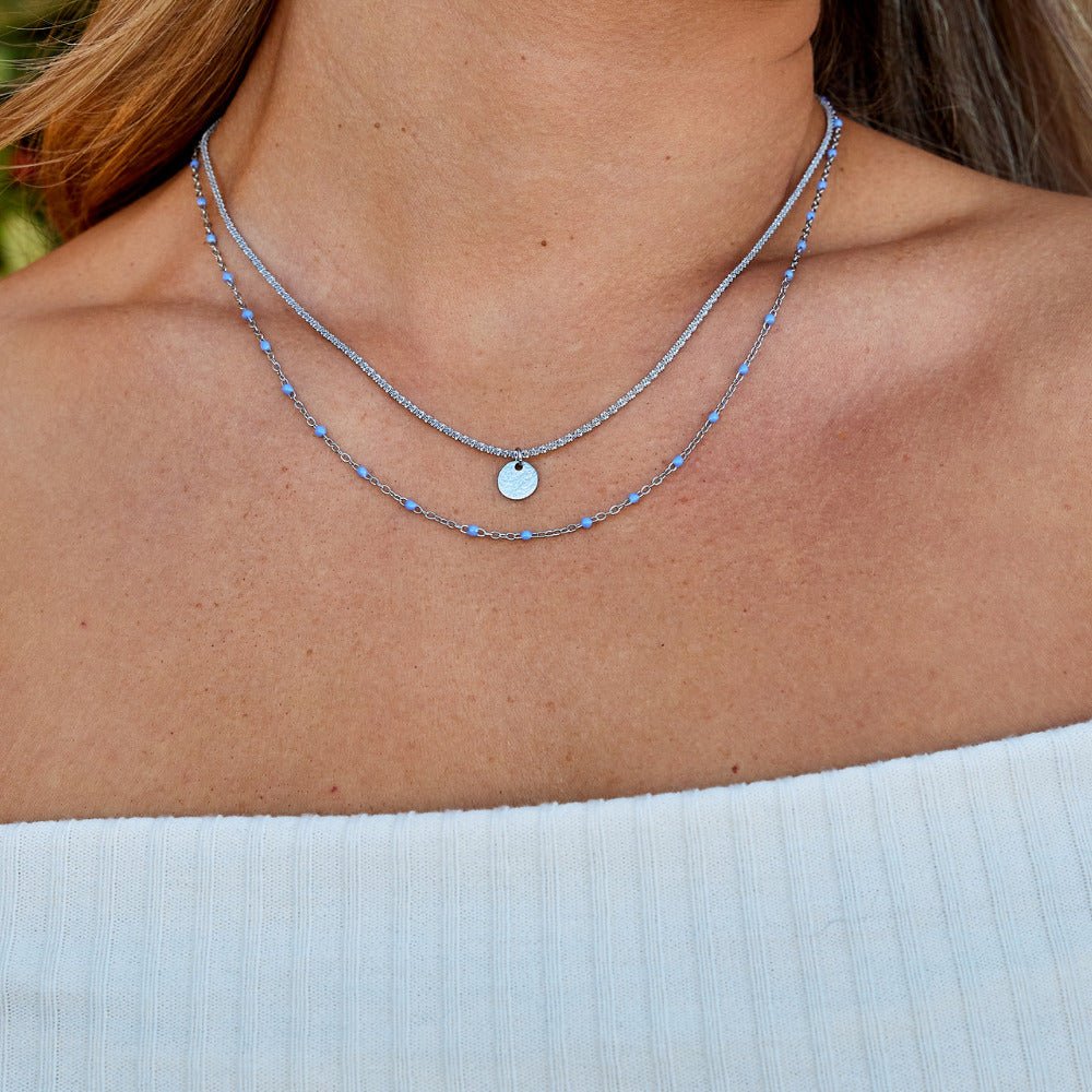 Collar con cuentas y moneda plateada superpuestas Lia