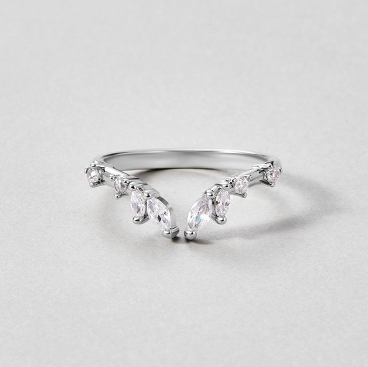 Anillo de Vid de Plata con Cristal de Lirio