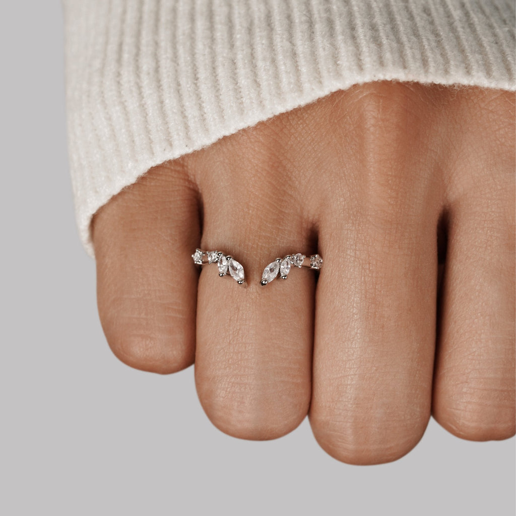 Anillo de Vid de Plata con Cristal de Lirio
