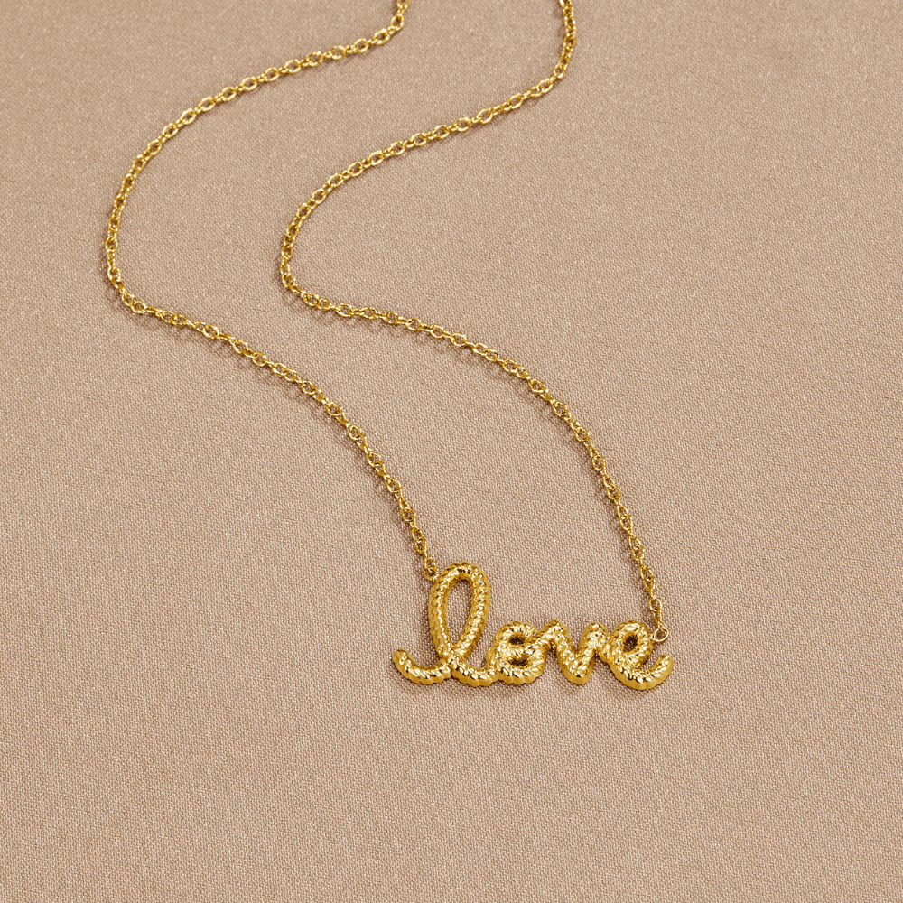 Collar con dije "Love"