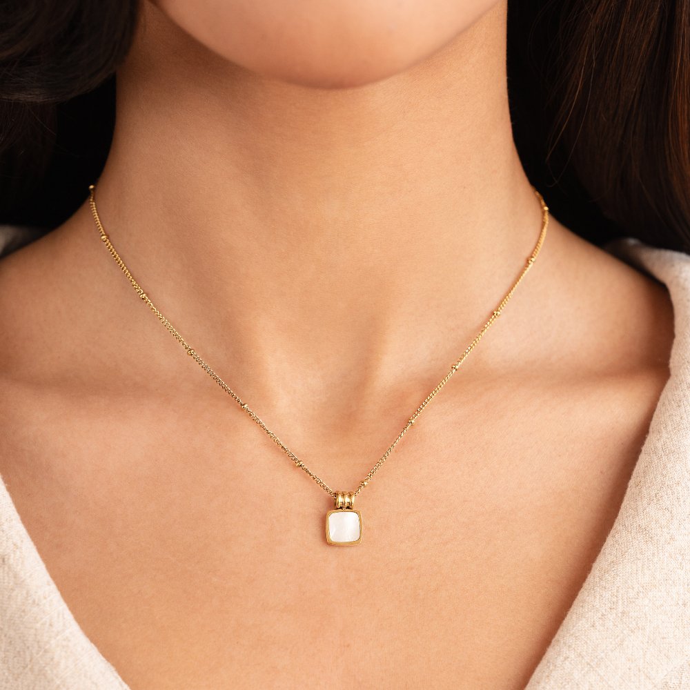 Collar con colgante de concha blanca Lucía