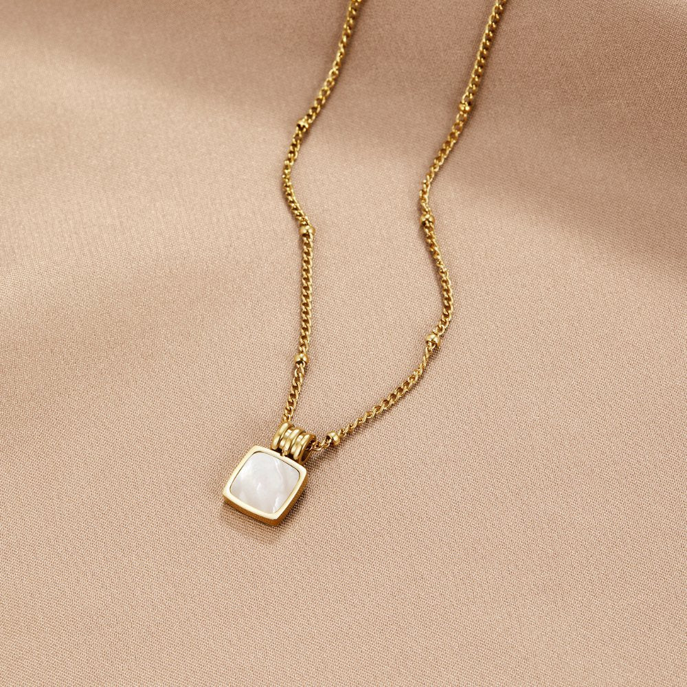 Collar con colgante de concha blanca Lucía