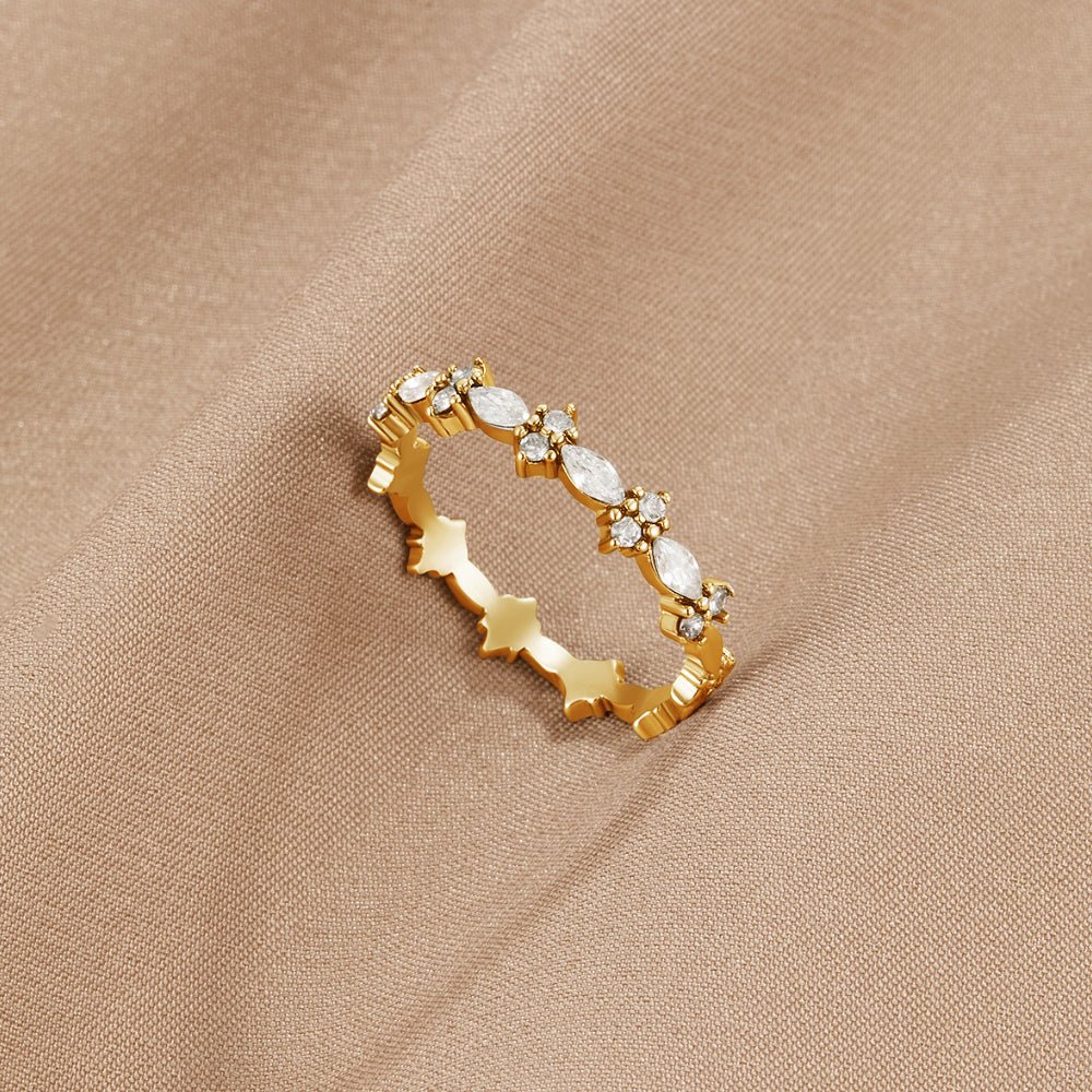 Anillo de oro de lujo con cristal