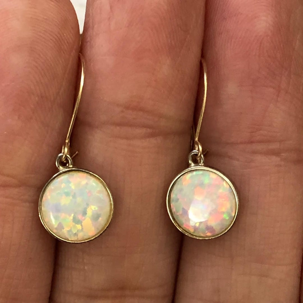 Pendientes atemporales de ópalo blanco bañados en oro
