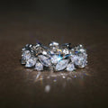 Anillo de eternidad vintage con marquesa y cristales redondos